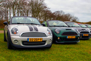 MINI coupé's en roadsters tijdens de Noord Holland Bollen Tour
